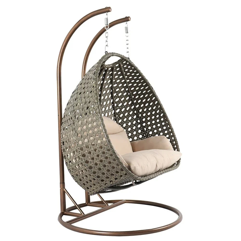 LeisureMod Hängesessel in Ei-Form für 2 Personen mit Gestell - Rattan-Pendelsessel für drinnen und draußen, Hängemattensessel für die Terrasse mit Kissen