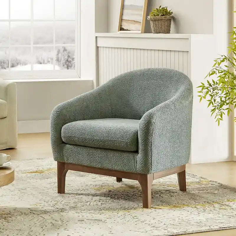 Poltrona a botte moderna in bouclé Augus con gambe in legno massello di HULALA HOME
