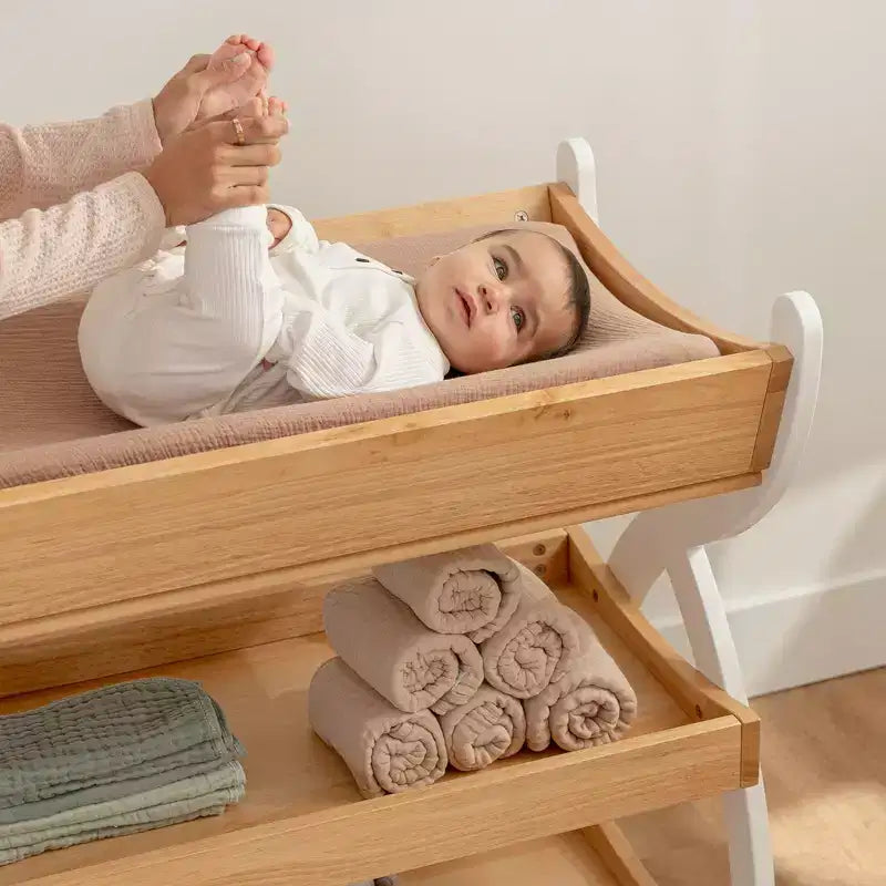 Fasciatoio Comfy Cubs - struttura robusta in legno, stile intramontabile e due ripiani aperti per gli accessori del neonato