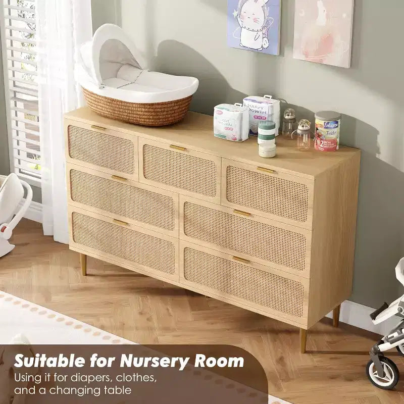 Rattan-Kommoden mit 7 Schubladen fürs Schlafzimmer, hohe Kommode mit tiefen Schubladen, große Schubladenkommode für den Kleiderschrank mit breiter Ablagefläche, Holzkommode fürs Wohnzimmer