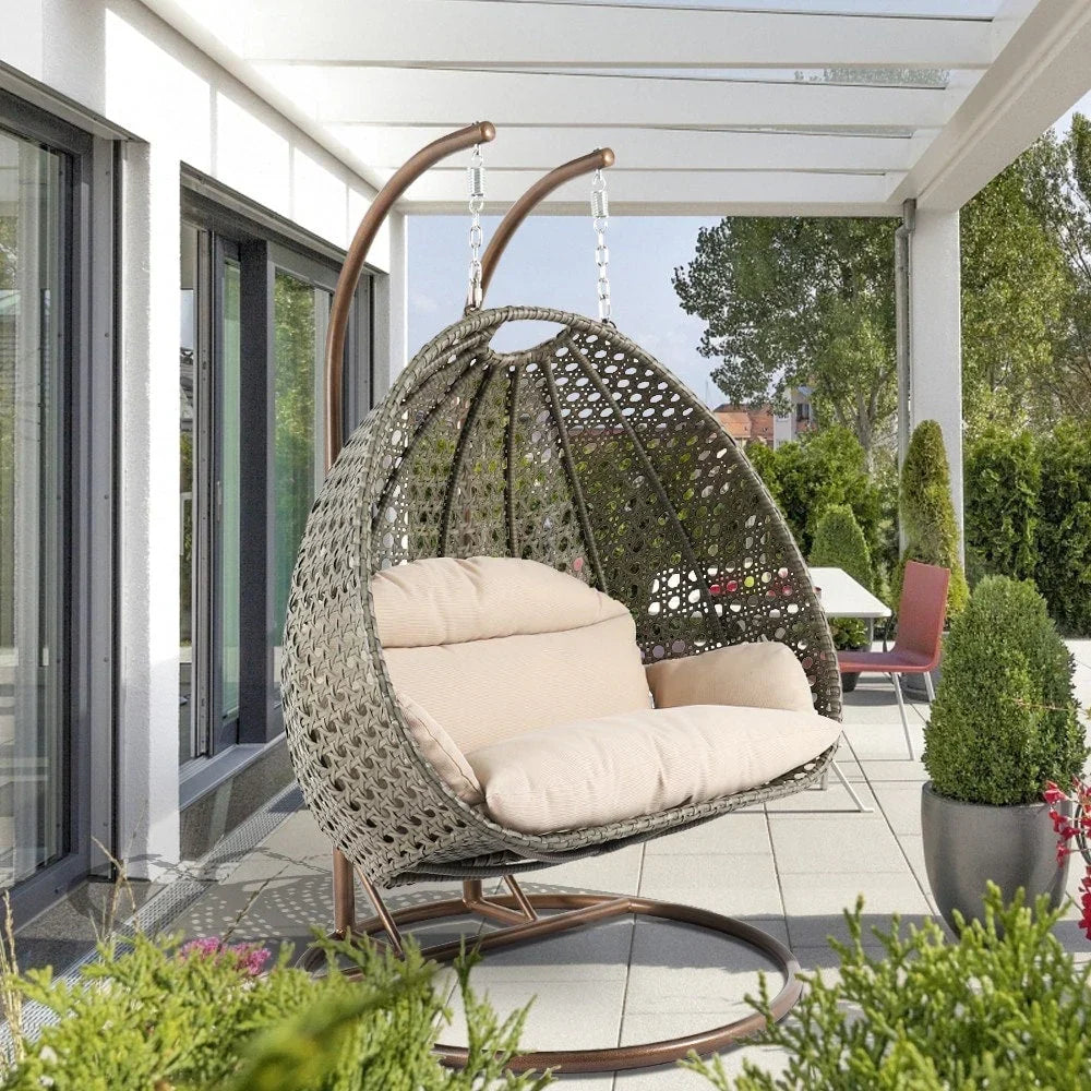 LeisureMod Hängesessel in Ei-Form für 2 Personen mit Gestell - Rattan-Pendelsessel für drinnen und draußen, Hängemattensessel für die Terrasse mit Kissen