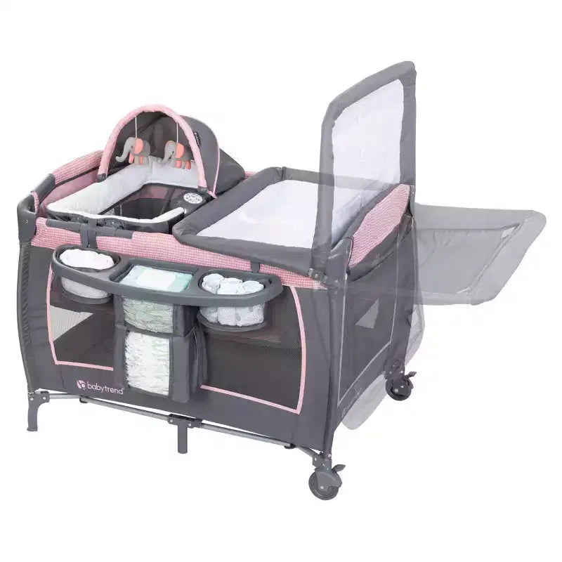 Laufstall für das Kinderzimmer mit Schaukelwiege, Stubenwagen und Wickeltisch