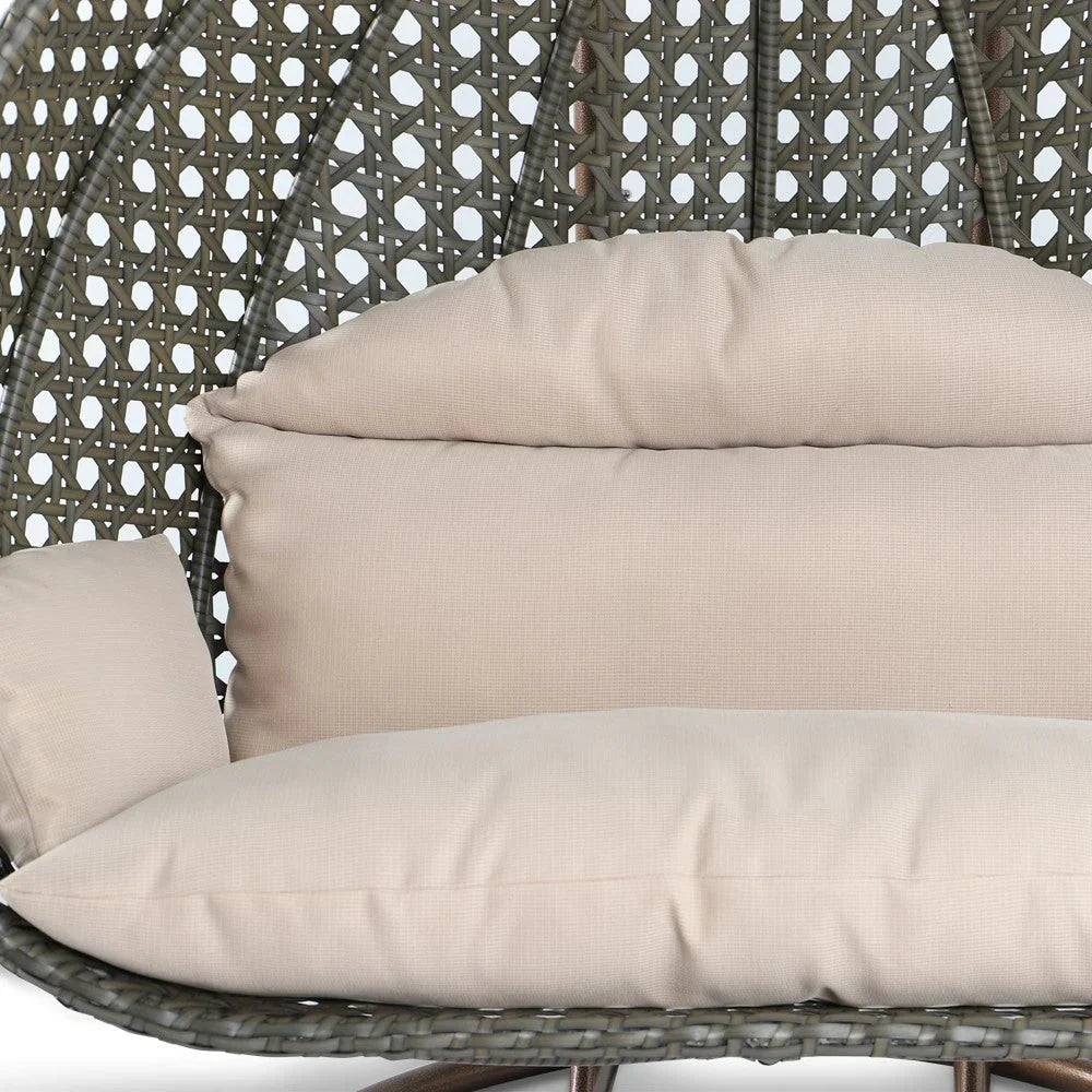 LeisureMod Hängesessel in Ei-Form für 2 Personen mit Gestell - Rattan-Pendelsessel für drinnen und draußen, Hängemattensessel für die Terrasse mit Kissen