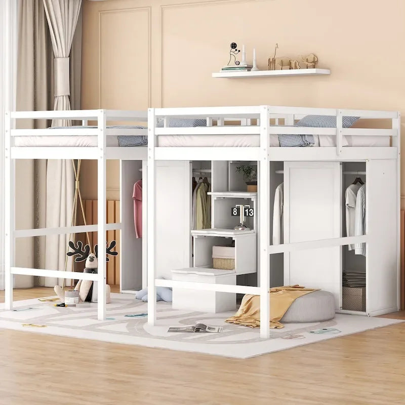 Lits mezzanine doubles jumeaux avec armoires et escalier