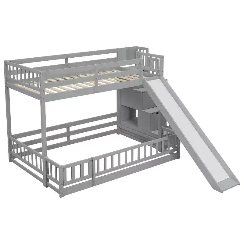 Lit superposé avec lit inférieur deux places, toboggan, escalier de rangement, barrières de sécurité et cadre en pin massif, blanc/gris