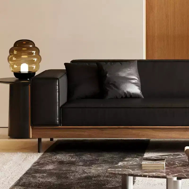 Divano contemporaneo in pelle da 98.42 con struttura in legno massello, gambe in metallo e 3 cuscini decorativi