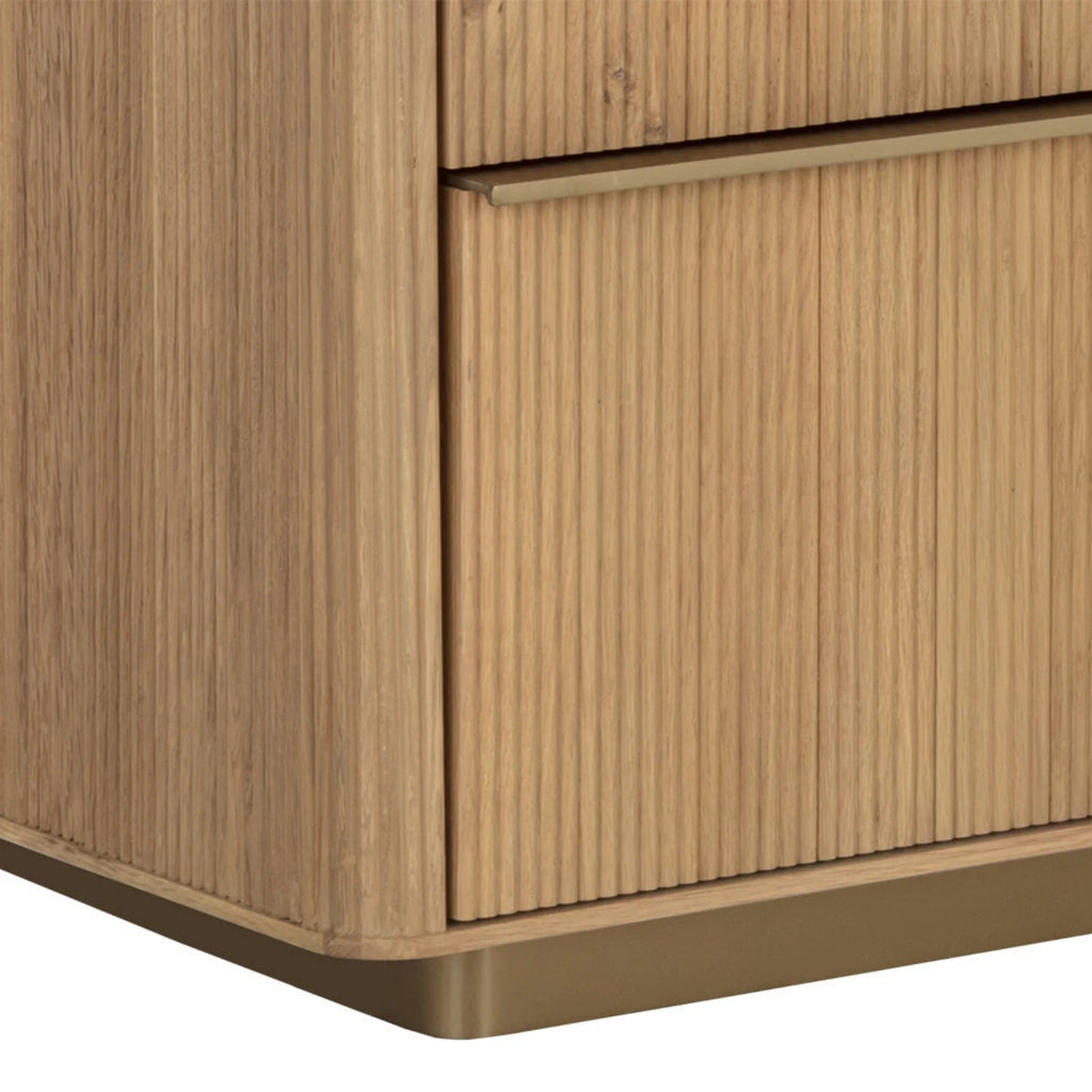 Moderne eikenhouten ladekast met sculpturale, gecanneleerde details - slaapkamer | geborsteld goud
