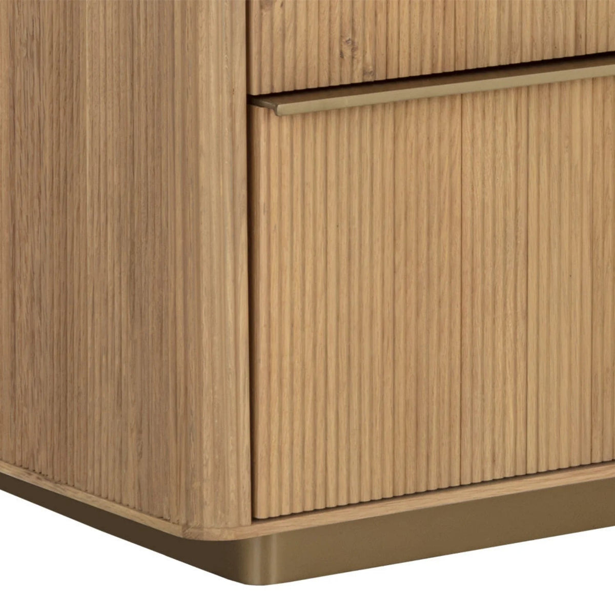 Moderne eikenhouten ladekast met sculpturale, gecanneleerde details - slaapkamer | geborsteld goud