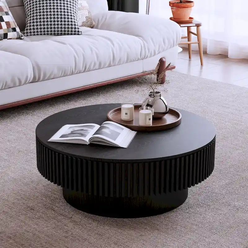 Moderne ronde salontafel van gefineerd massief hout met opbergruimte