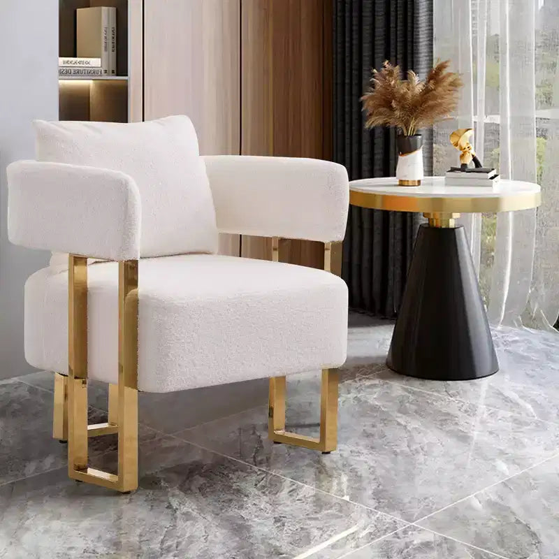 Set van 2 moderne gestoffeerde fauteuils met gouden metalen poten voor woonkamer, slaapkamer of kantoor