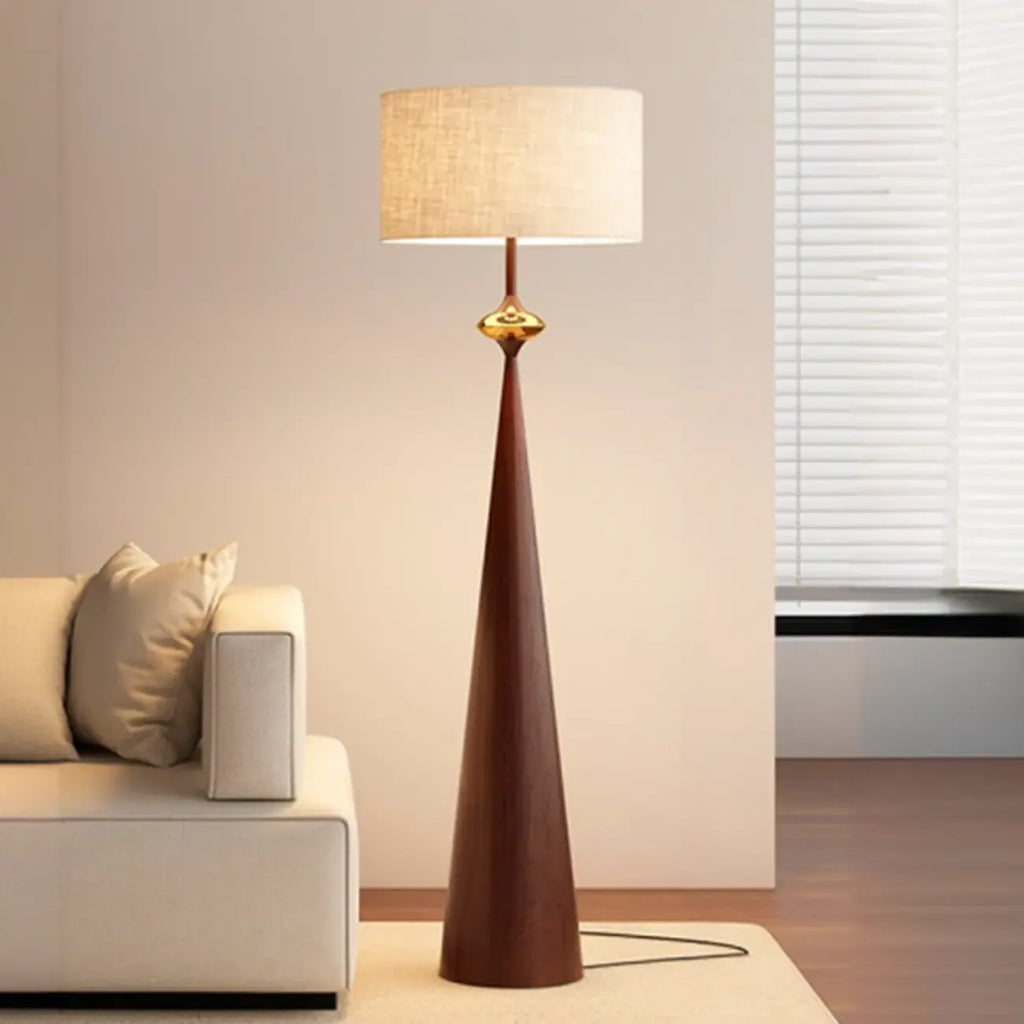 Moderne metalen vloerlamp met taps toelopende voet en stoffen kap