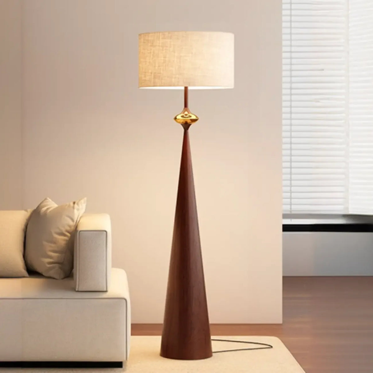 Moderne metalen vloerlamp met taps toelopende voet en stoffen kap