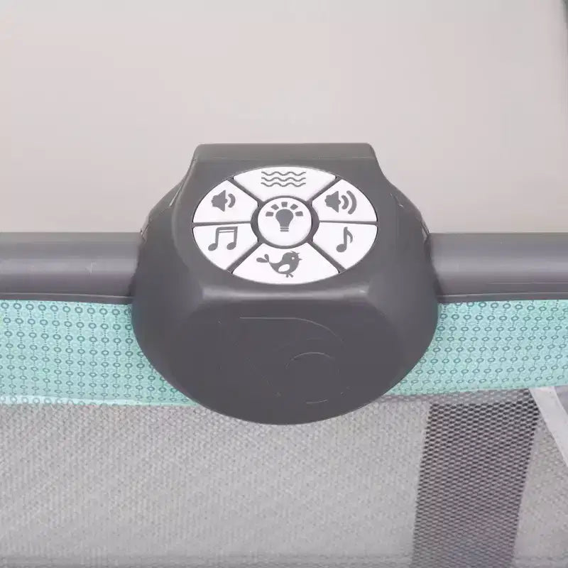Laufstall für das Kinderzimmer mit Schaukelwiege, Stubenwagen und Wickeltisch
