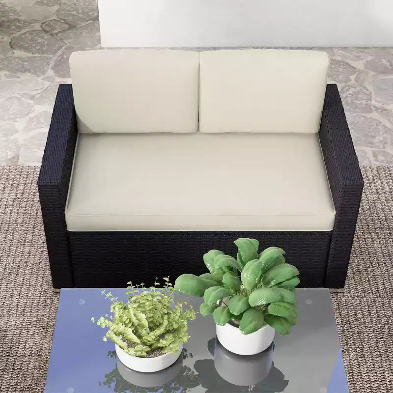 4-teiliges Rattan-Sofaset, Patio-Sofaset aus Korbgeflecht mit Zweisitzersofa, Sesseln und Couchtisch mit Glasplatte für den Garten und Außenbereich