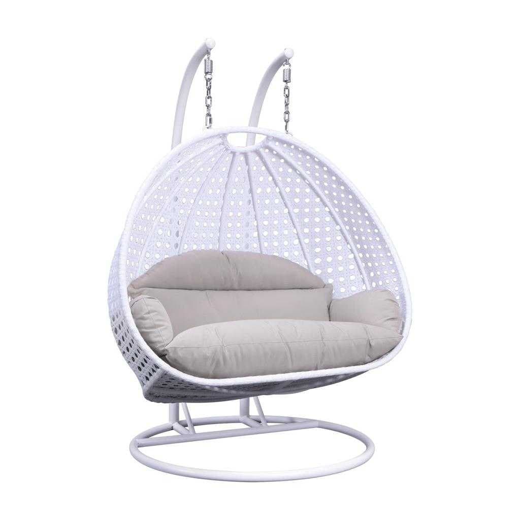 LeisureMod Hängesessel in Ei-Form für 2 Personen mit Gestell - Rattan-Pendelsessel für drinnen und draußen, Hängemattensessel für die Terrasse mit Kissen