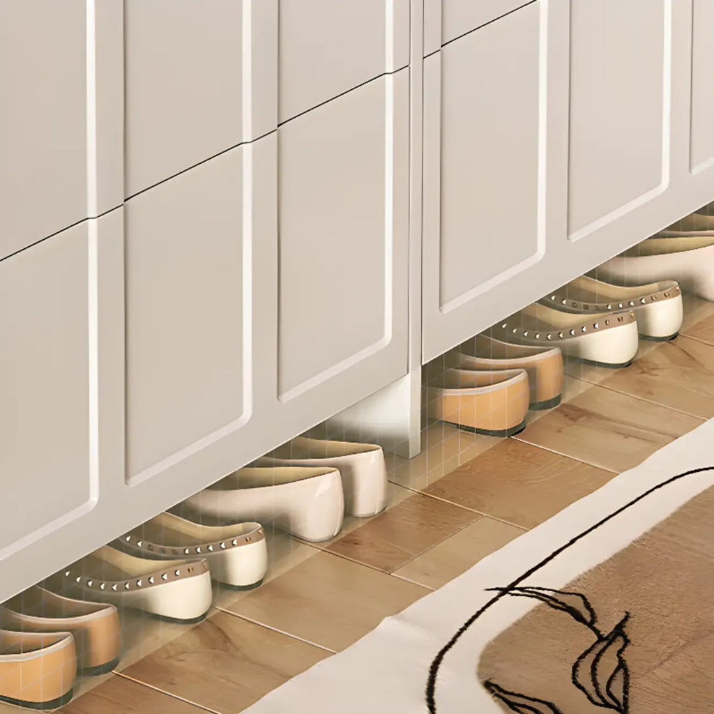 Smalle witte houten schoenenkast met klepdeuren en 3 niveaus