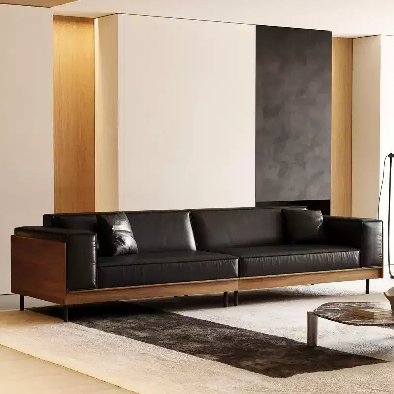 Divano contemporaneo in pelle da 98.42 con struttura in legno massello, gambe in metallo e 3 cuscini decorativi