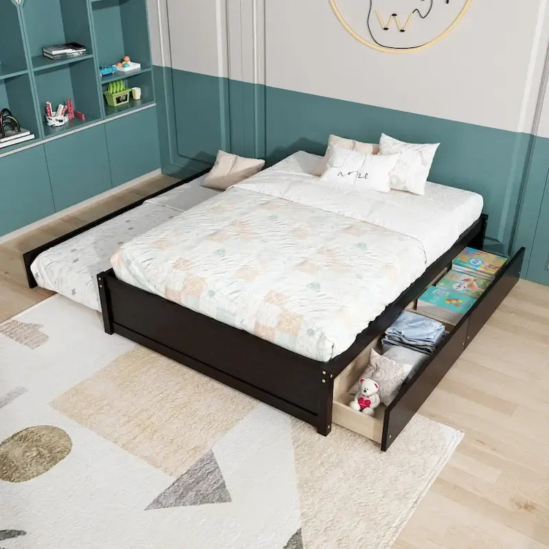 Tweepersoonsbed met onderschuifbed voor een eenpersoonsmatras en twee lades