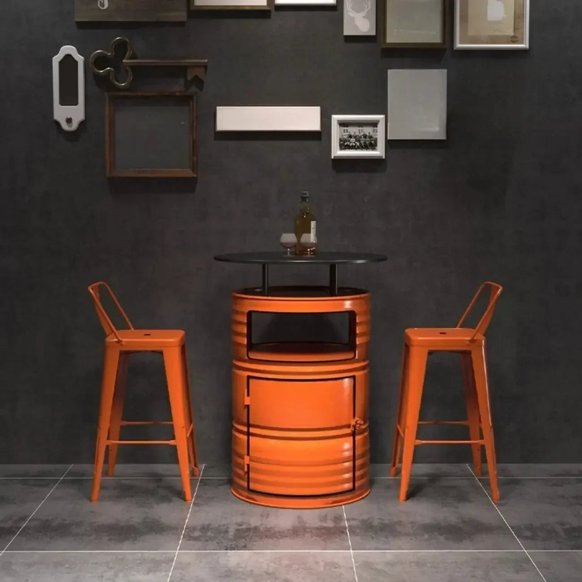Industrielle schwarze und orangefarbene Metallfass-Tische mit Stauraum