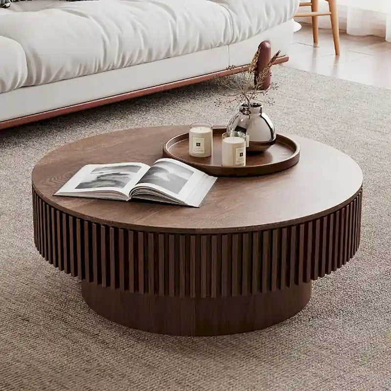 Moderne ronde salontafel van gefineerd massief hout met opbergruimte