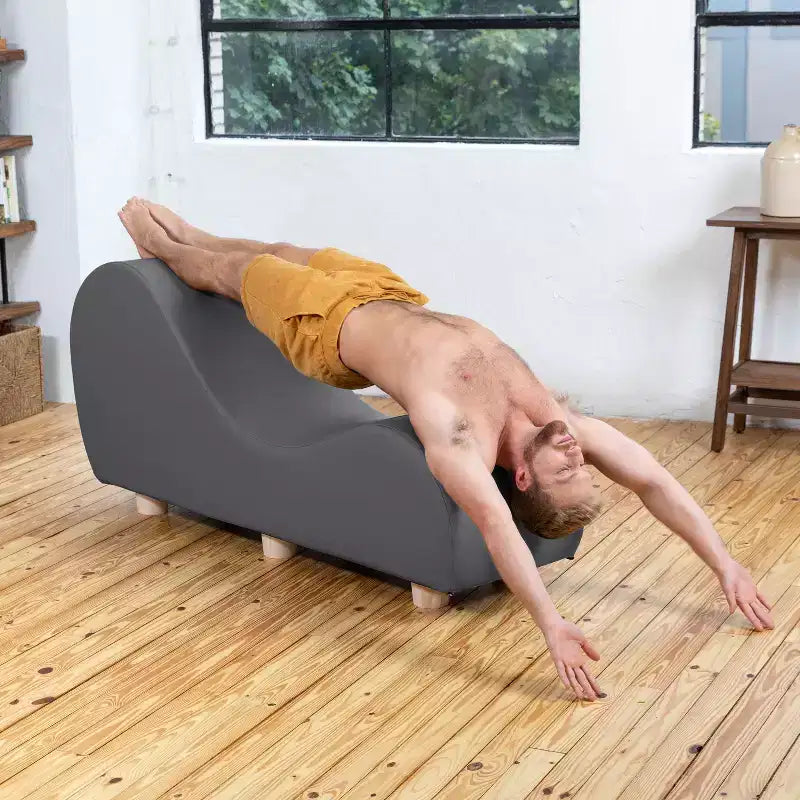 Chaise longue Avana per stretching e relax, gambe in legno di hevea, similpelle - Grigio sottomarino