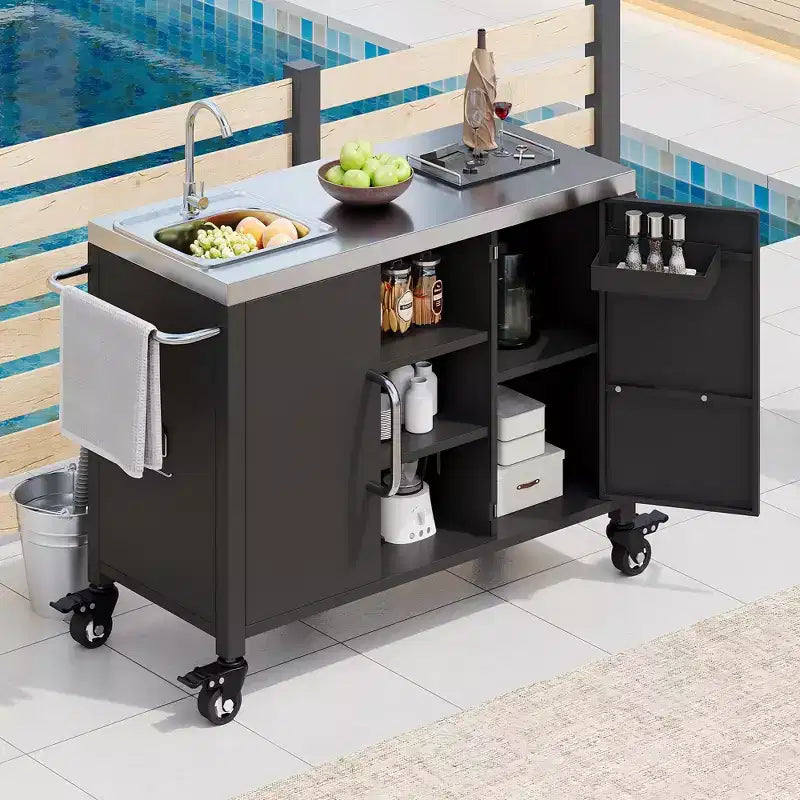 Isola cucina da esterno da 55.5 con lavello, tavolo da preparazione in acciaio inossidabile con portaspezie e ruote bloccabili, carrello per barbecue, nero - ModernLuxe
