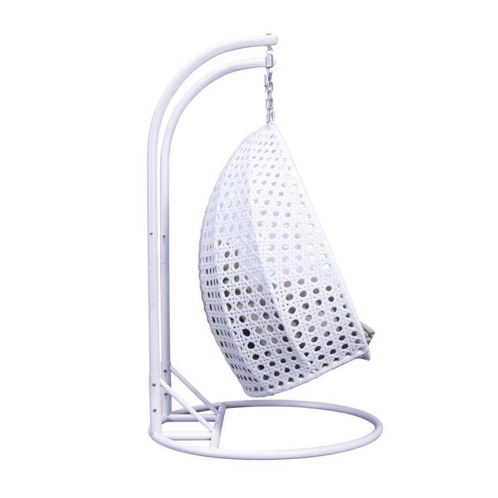 LeisureMod Hängesessel in Ei-Form für 2 Personen mit Gestell - Rattan-Pendelsessel für drinnen und draußen, Hängemattensessel für die Terrasse mit Kissen
