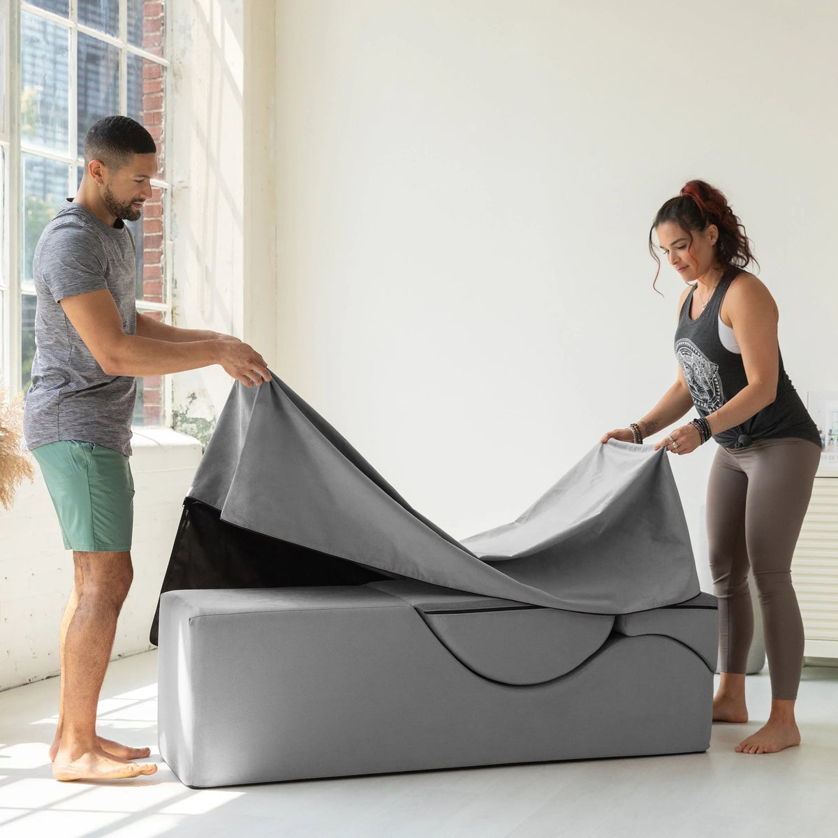 Méridienne convertible Avana Kami / yoga et massage - pouf 2-en-1 avec chaise longue de yoga pliable dissimulée, microvelours - N/A