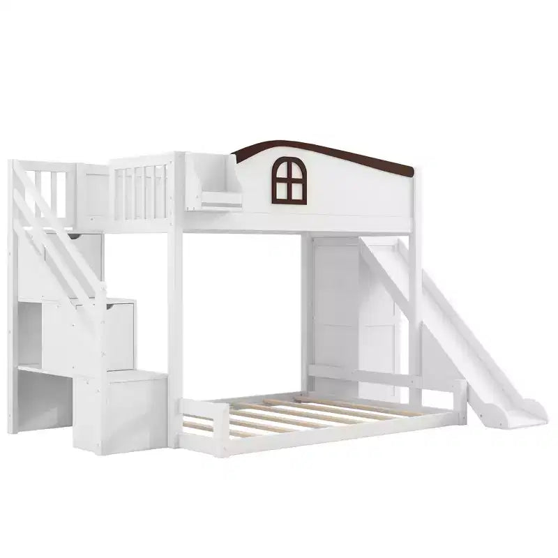 Stapelbed met een twijfelaar boven een tweepersoonsbed, met glijbaan, planken, opbergtreden en kledingkast voor de kinderkamer