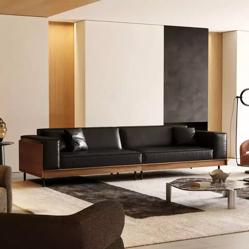 Divano contemporaneo in pelle da 98.42 con struttura in legno massello, gambe in metallo e 3 cuscini decorativi