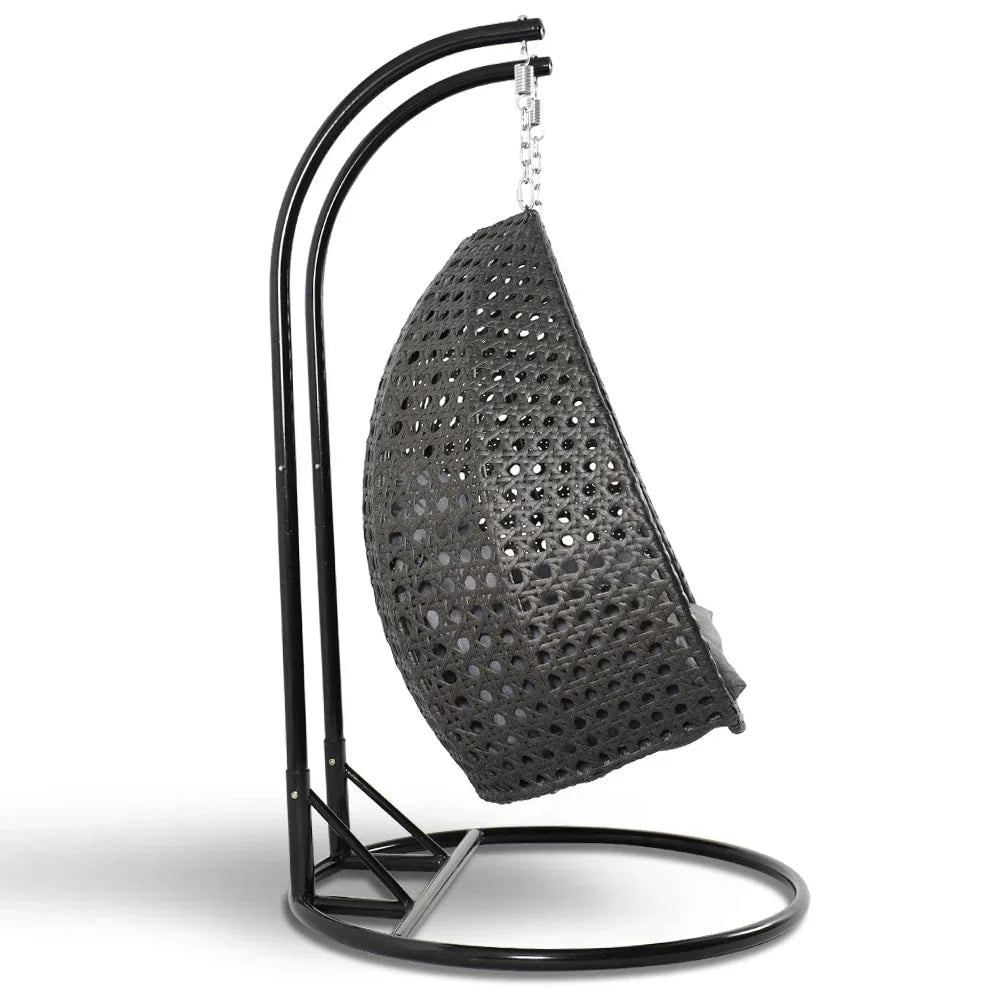 LeisureMod Hängesessel in Ei-Form für 2 Personen mit Gestell - Rattan-Pendelsessel für drinnen und draußen, Hängemattensessel für die Terrasse mit Kissen
