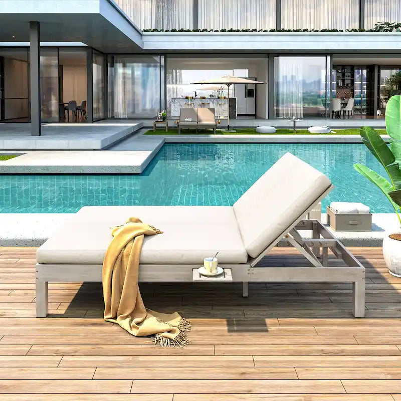 2 verstellbare Sonnenliegen mit 5 Positionen und Klapptischen für Poolbereich und Terrasse