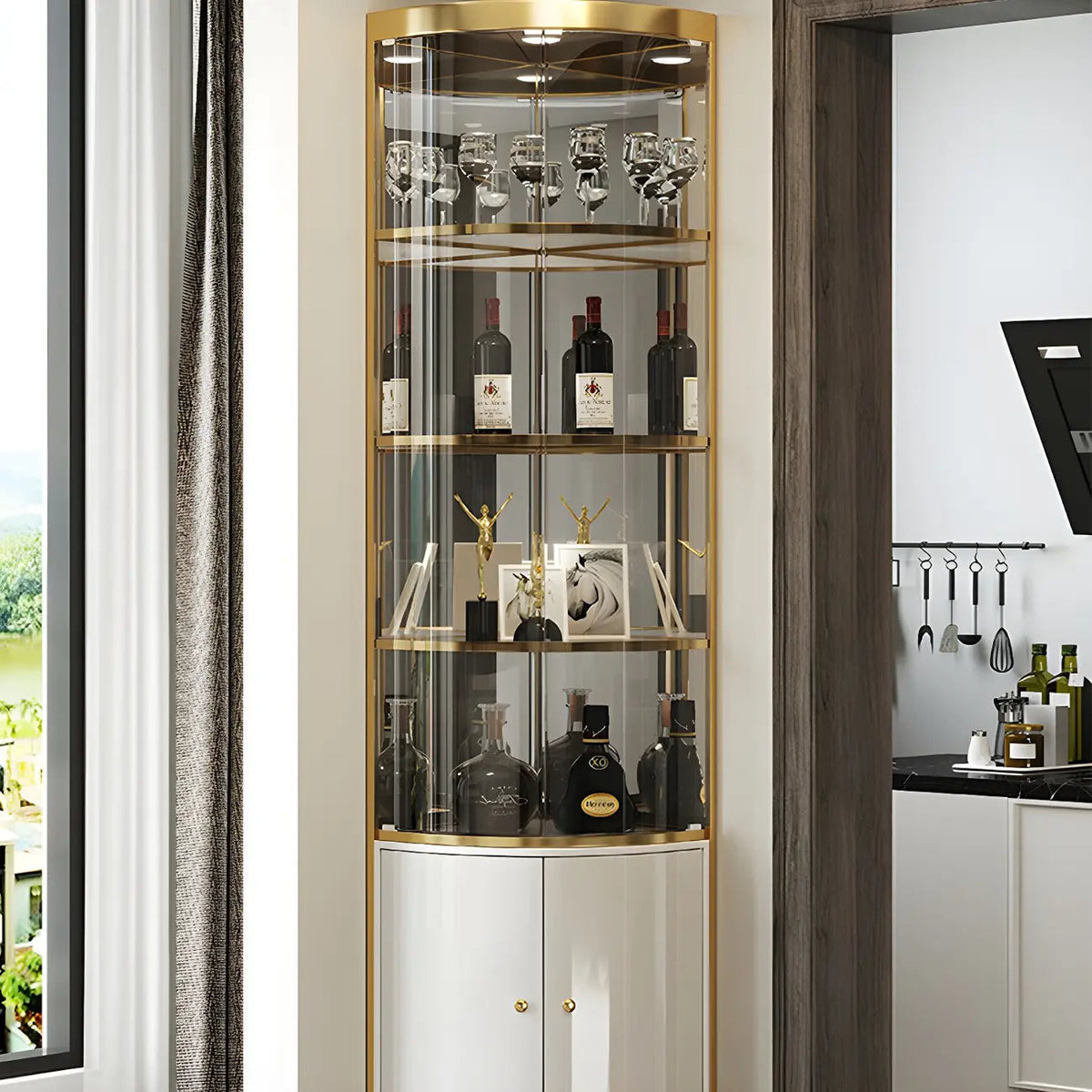 Glamouröser, glänzender Vitrinenschrank aus Glas und goldfarbenem Metall mit abgerundeter Ecke