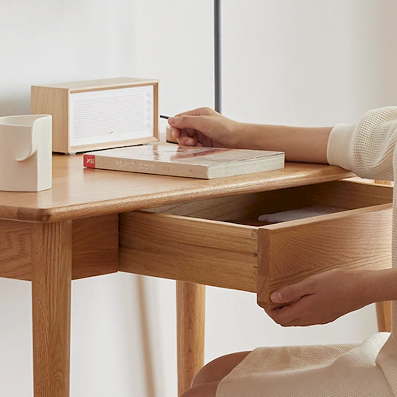 Bureau van massief hout met lade voor de primaire leefruimte