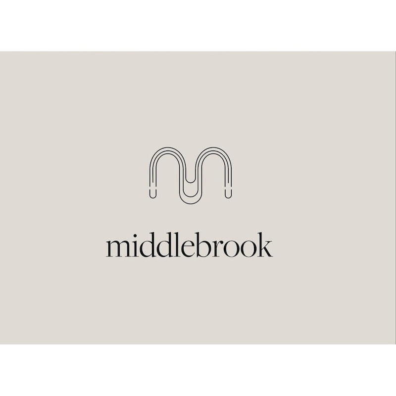 Set Middlebrook da 3 pezzi: scrivania con 2 librerie aperte