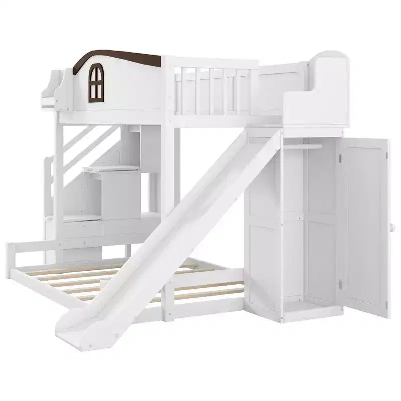 Stapelbed met een twijfelaar boven een tweepersoonsbed, met glijbaan, planken, opbergtreden en kledingkast voor de kinderkamer