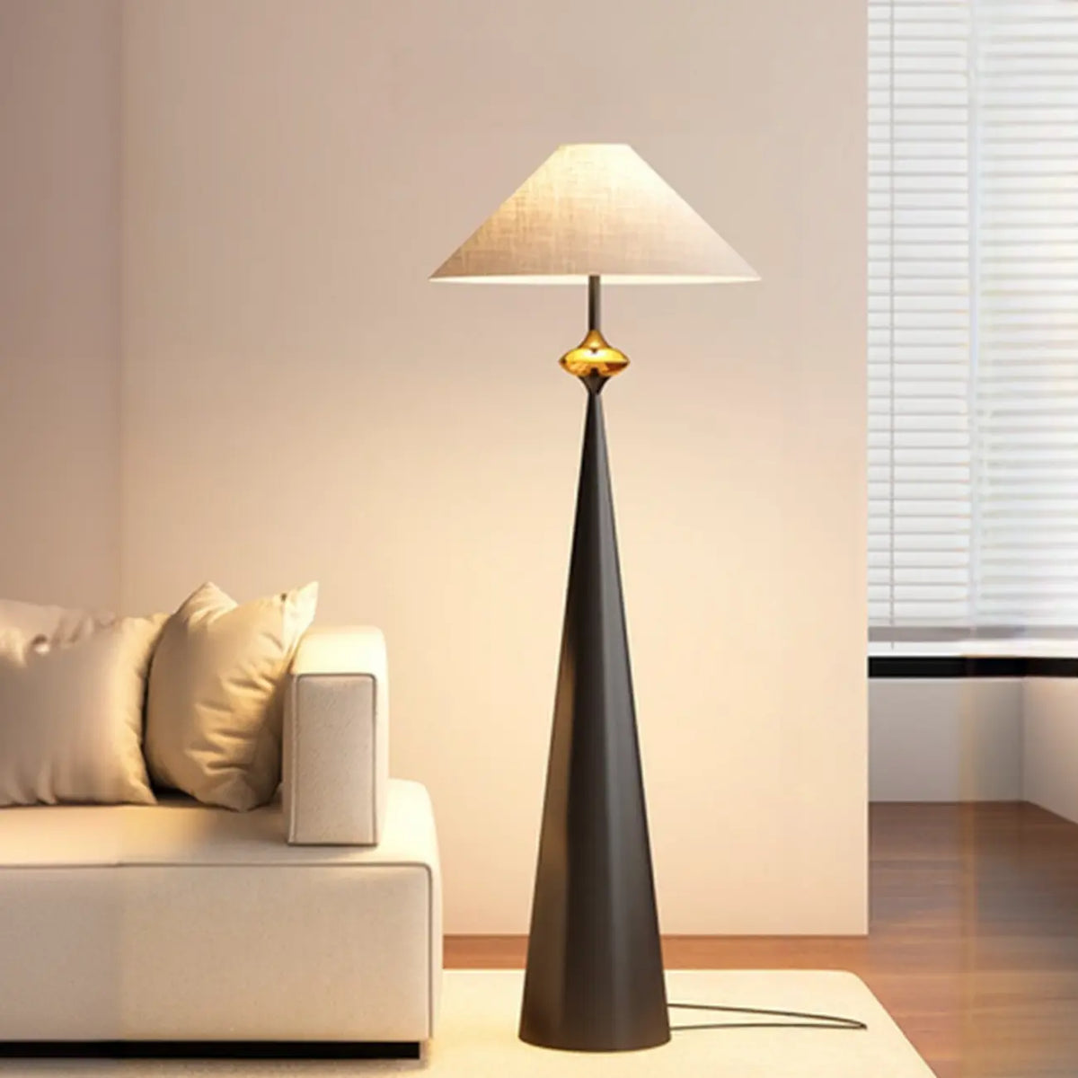 Moderne metalen vloerlamp met taps toelopende voet en stoffen kap