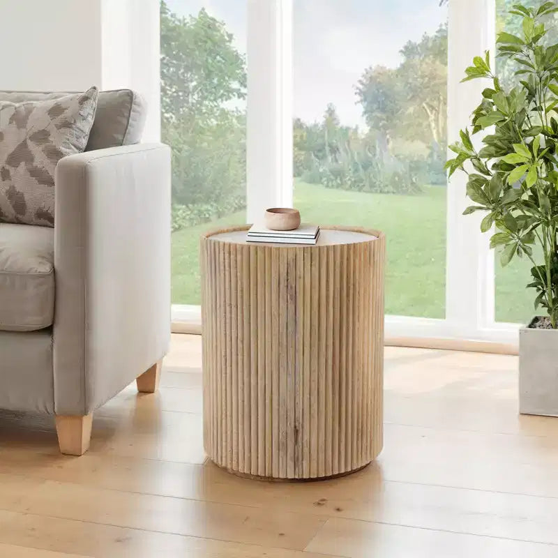 Dekorativer geriffelter Beistelltisch aus Holz mit Marmorplatte und Stauraum - kleiner Dekotisch für Schlafzimmer oder Wohnzimmer