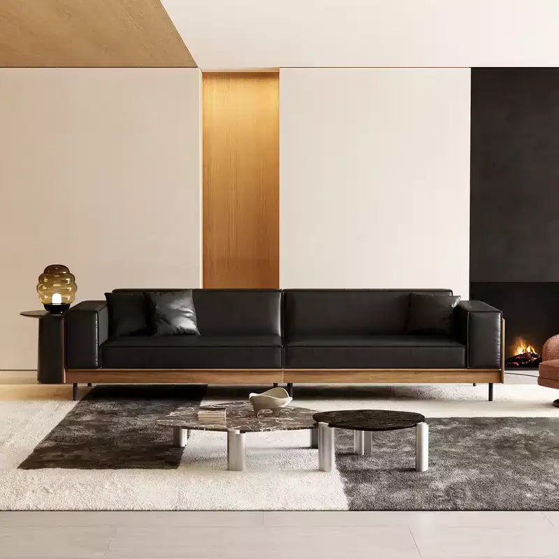 Divano contemporaneo in pelle da 98.42 con struttura in legno massello, gambe in metallo e 3 cuscini decorativi
