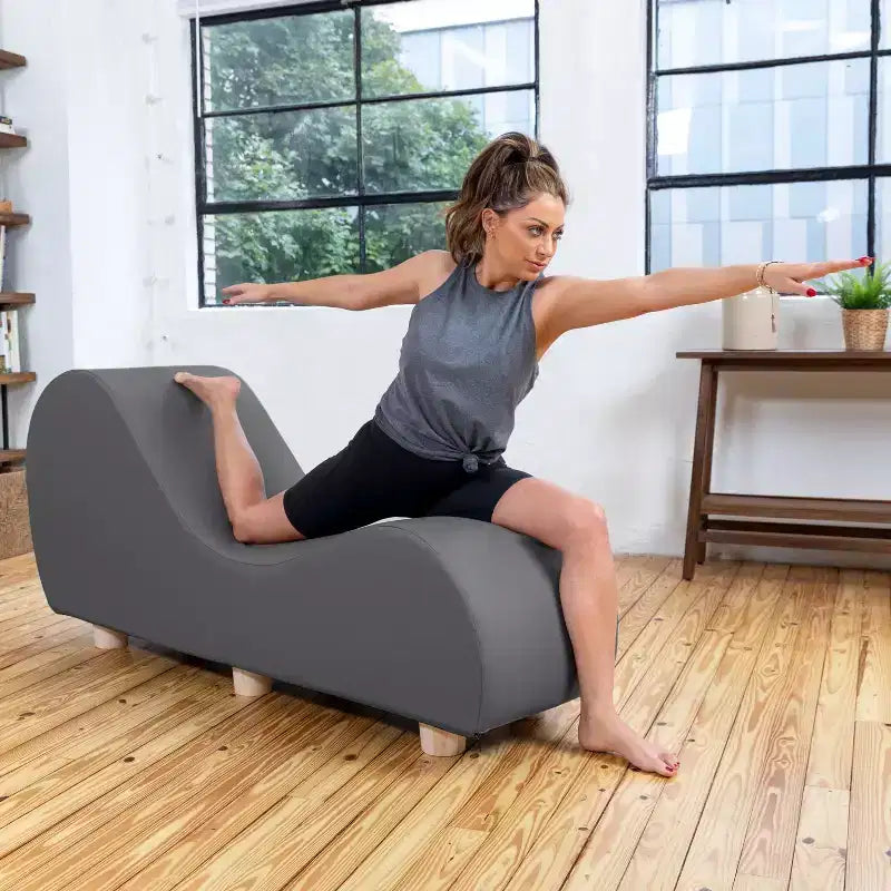 Chaise longue Avana per stretching e relax, gambe in legno di hevea, similpelle - Grigio sottomarino
