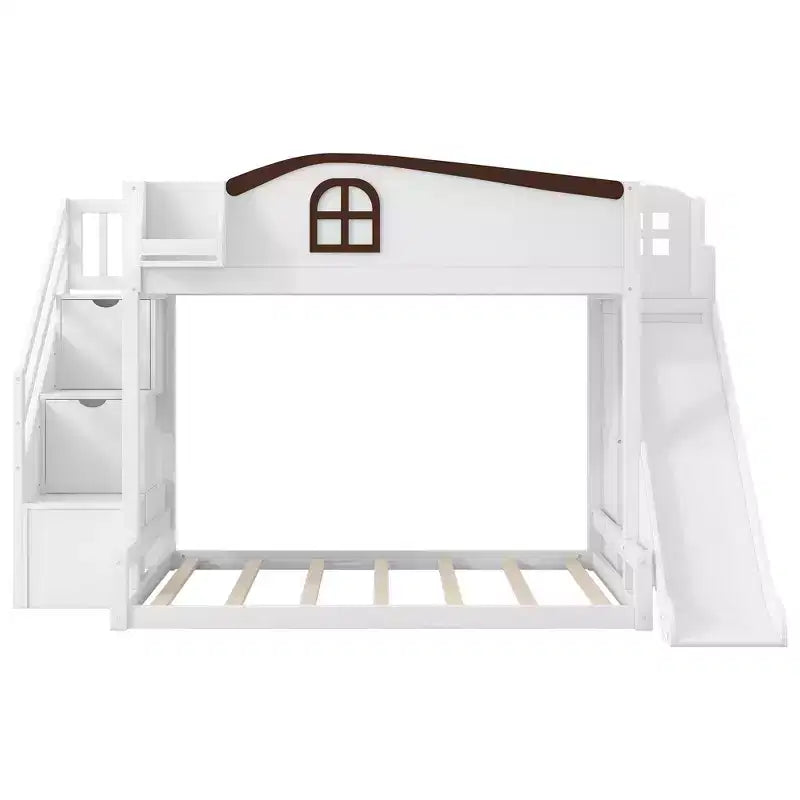 Stapelbed met een twijfelaar boven een tweepersoonsbed, met glijbaan, planken, opbergtreden en kledingkast voor de kinderkamer