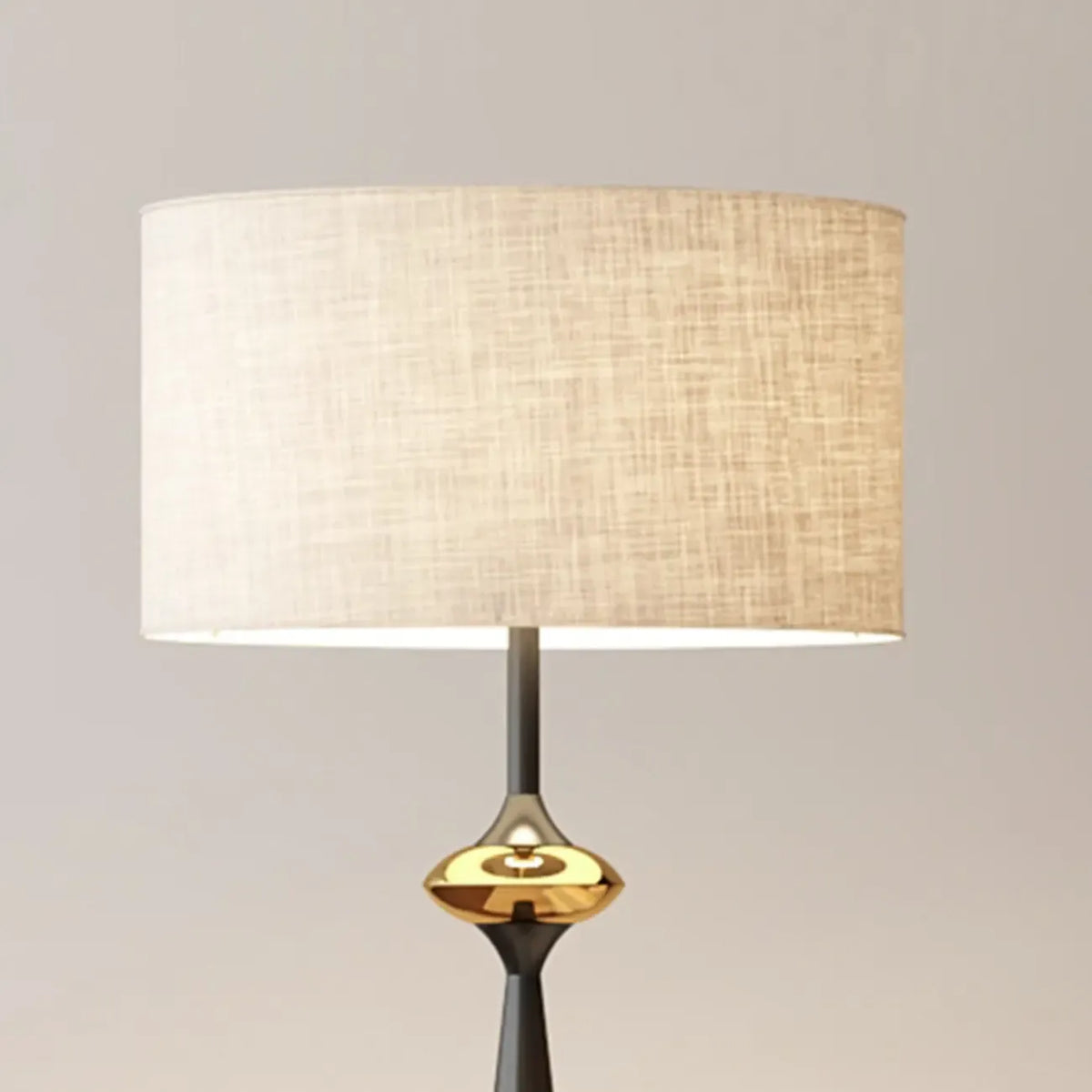 Moderne metalen vloerlamp met taps toelopende voet en stoffen kap
