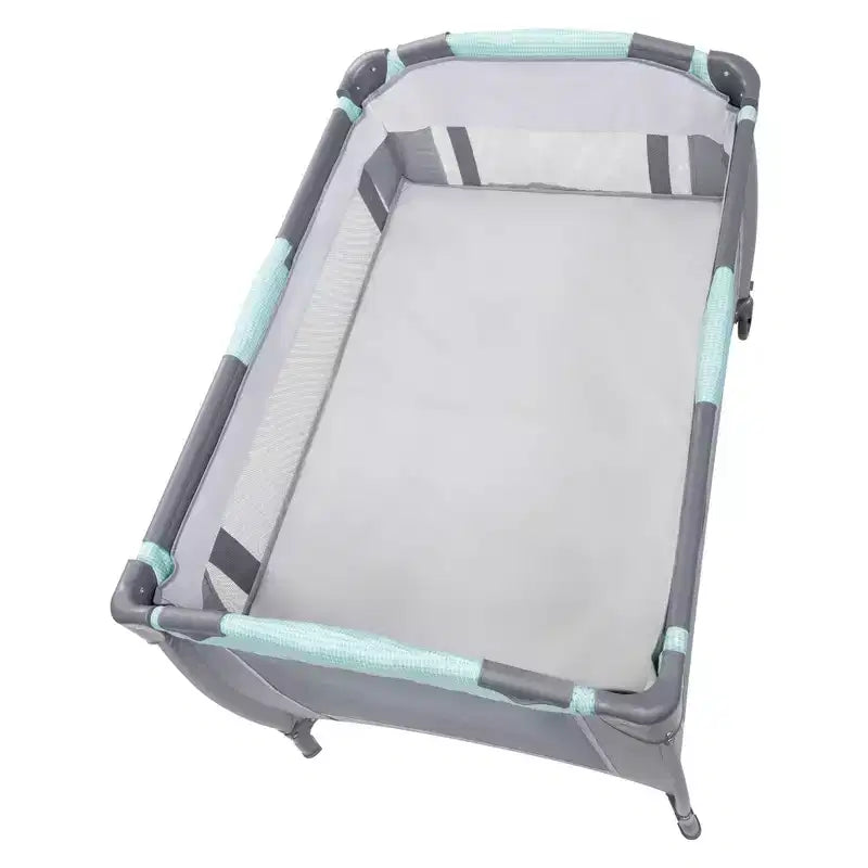 Laufstall für das Kinderzimmer mit Schaukelwiege, Stubenwagen und Wickeltisch
