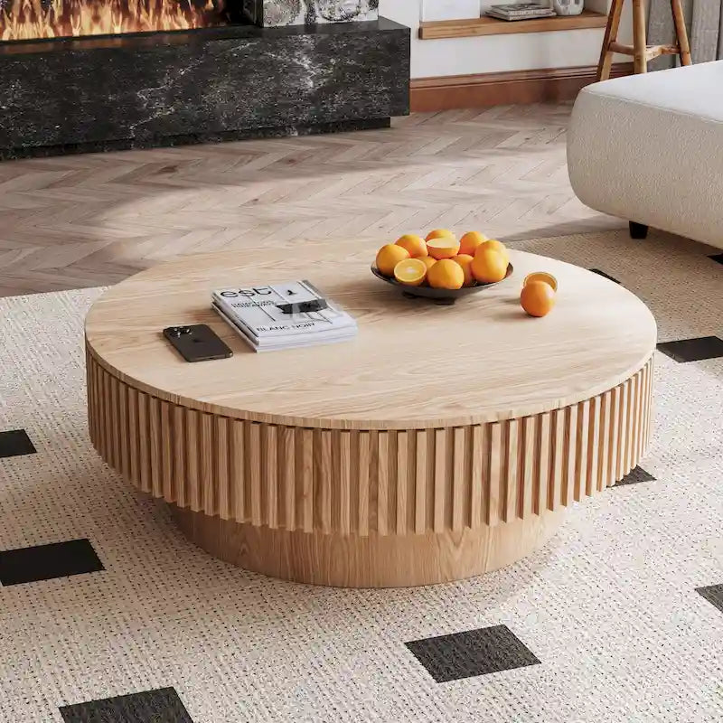 Moderne ronde salontafel van gefineerd massief hout met opbergruimte