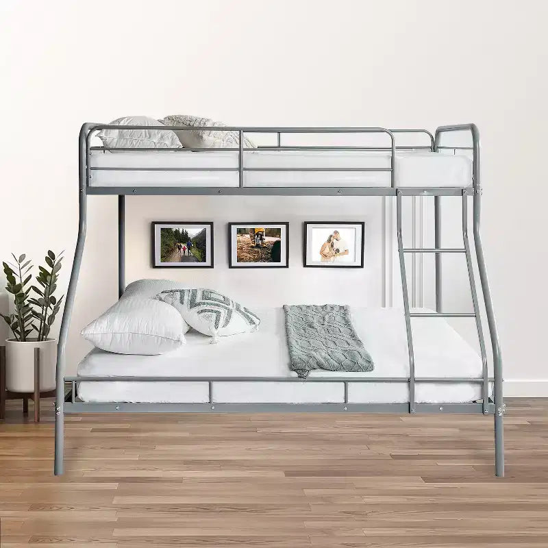 Lit superposé entièrement en métal, design sécurisé à faible hauteur avec barrières de sécurité, échelle inclinée et rangement sous le lit