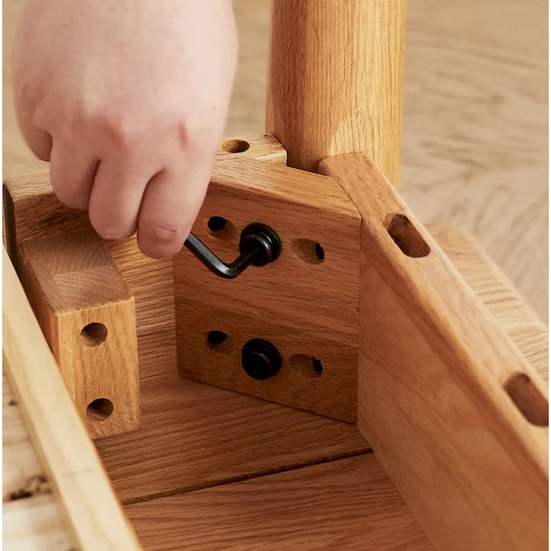Bureau van massief hout met lade voor de primaire leefruimte