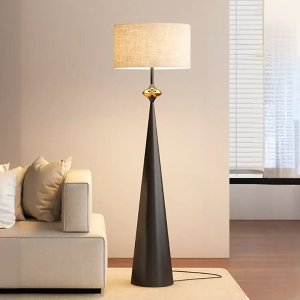 Moderne metalen vloerlamp met taps toelopende voet en stoffen kap