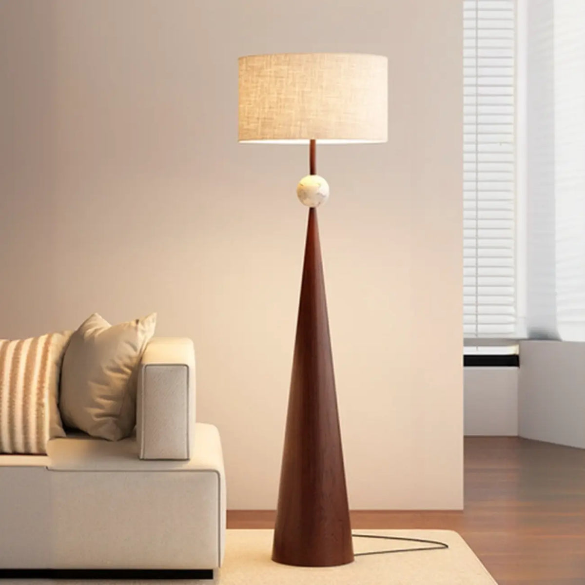Moderner konischer Metall-Stehlampe mit Stoffschirm