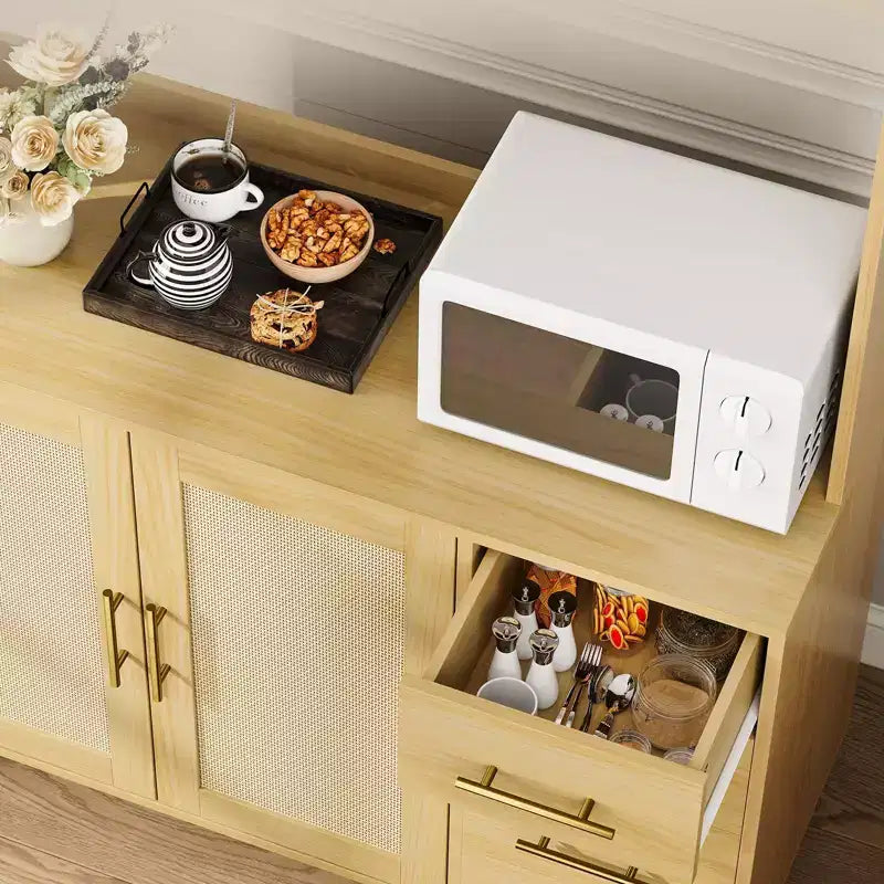 Dispensa da cucina in rattan da 71, mobile buffet con supporto per microonde, ripiani regolabili e 6 ganci, naturale