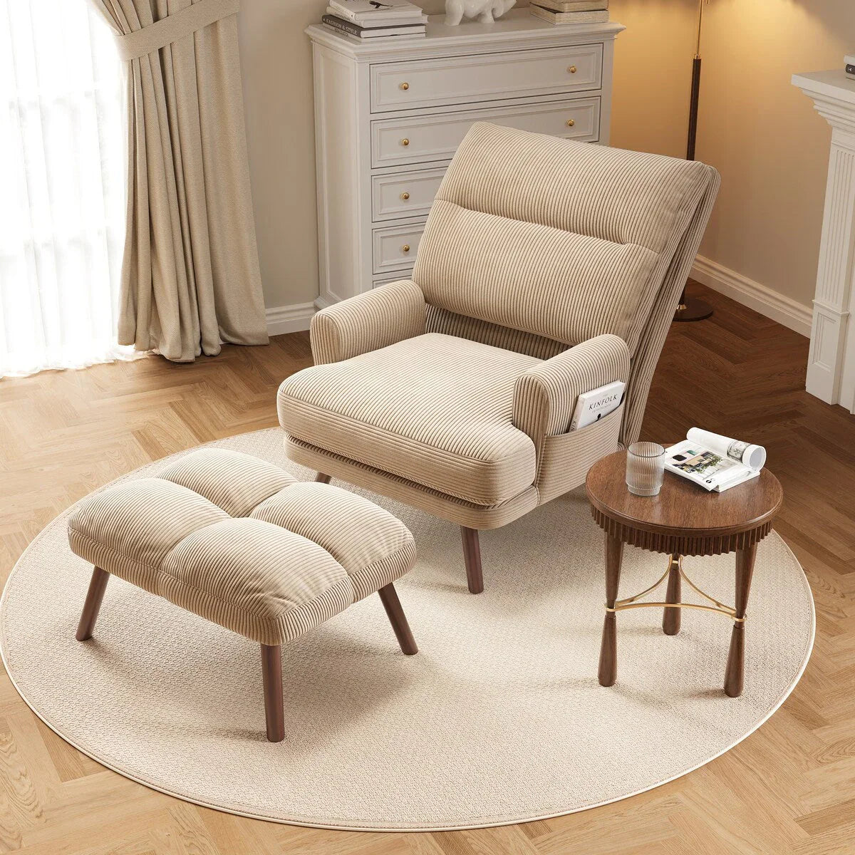 Verstellbarer Relaxsessel mit Hocker